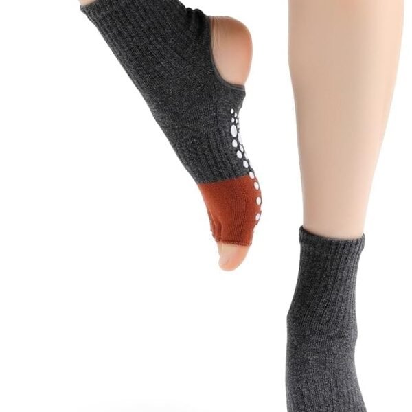 Women's Pilates Socks with anti-slip texture; yoga anti-slip socks, suitable for ballet bar dance training and hospital use.