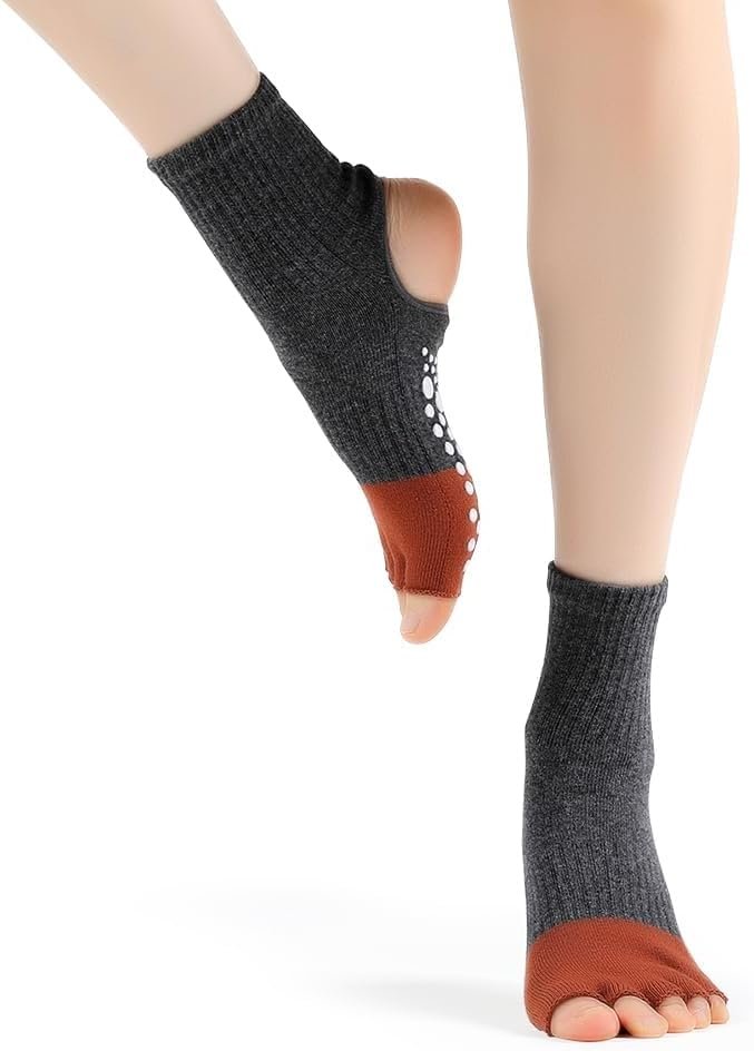 Women's Pilates Socks with anti-slip texture; yoga anti-slip socks, suitable for ballet bar dance training and hospital use.